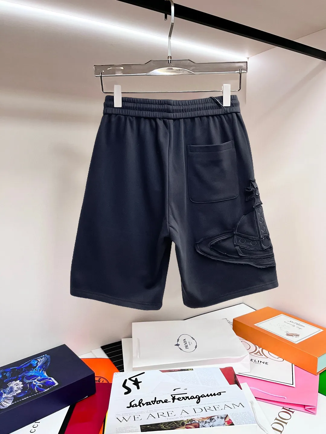 The Queen Mother's three-standard complete 2026 summer New Arrival men's casual shorts, advanced custom-made fabric Breathable fabric, Breathable elasticity and comfort, impeccable details, top-grade accessories, original logo design concept, delicate and soft feel! The upper body fit is awesome! Size: M-XXXL Please state your height and weight when ordering